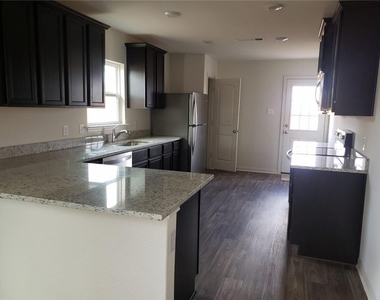 101 Brunswick Ln - Photo Thumbnail 3
