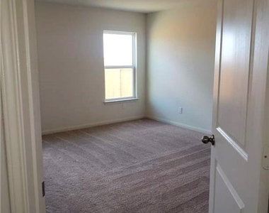 101 Brunswick Ln - Photo Thumbnail 6