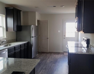 101 Brunswick Ln - Photo Thumbnail 2