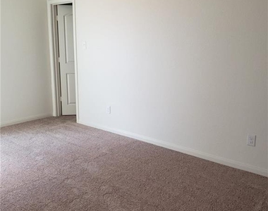 101 Brunswick Ln - Photo Thumbnail 5