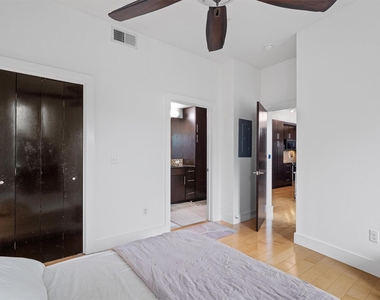 1320 Robert Browning St - Photo Thumbnail 14