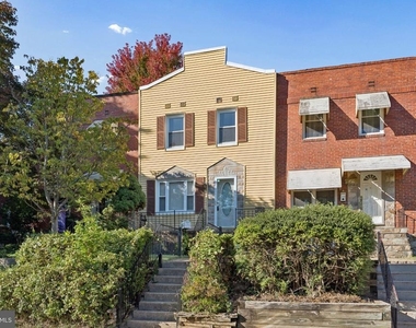 1716 Redwood Avenue - Photo Thumbnail 1
