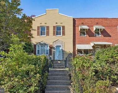1716 Redwood Avenue - Photo Thumbnail 3