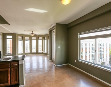 910 W 25th St - Photo Thumbnail 8