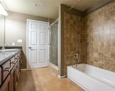 910 W 25th St - Photo Thumbnail 14