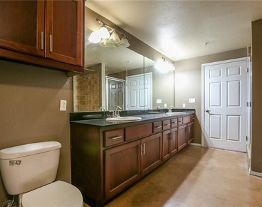 910 W 25th St - Photo Thumbnail 13