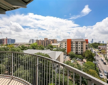 910 W 25th St - Photo Thumbnail 2