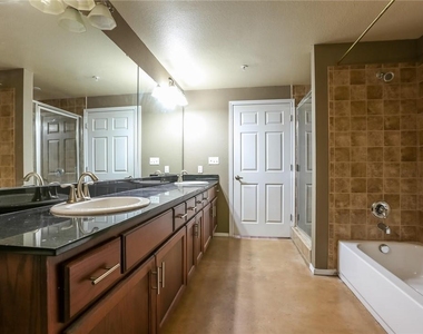 910 W 25th St - Photo Thumbnail 11