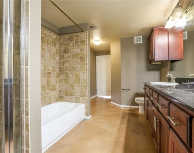 910 W 25th St - Photo Thumbnail 12