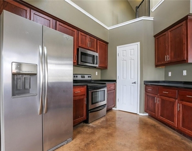 910 W 25th St - Photo Thumbnail 7