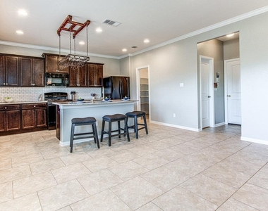 508 Nogales Ln - Photo Thumbnail 8