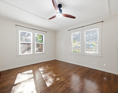 2407 Willow St - Photo Thumbnail 8