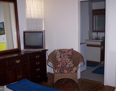 819 N Jackson Street - Photo Thumbnail 3