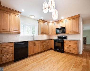 2409 Sweetbriar Road - Photo Thumbnail 4