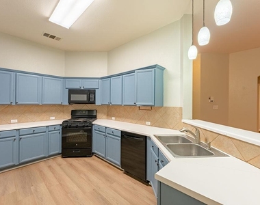 157 Redwood Dr - Photo Thumbnail 5