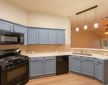 157 Redwood Dr - Photo Thumbnail 6
