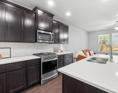 9010 Palmito Dr - Photo Thumbnail 10