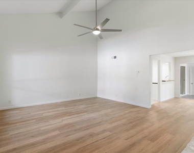 2217 Onion Creek Pkwy - Photo Thumbnail 9
