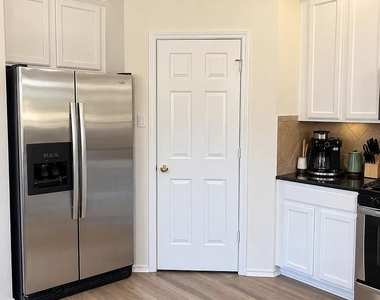 9201 Brodie Ln - Photo Thumbnail 5