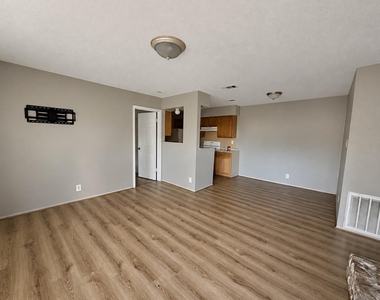 5308 S Pleasant Valley Rd - Photo Thumbnail 3