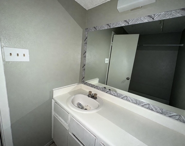 5308 S Pleasant Valley Rd - Photo Thumbnail 14