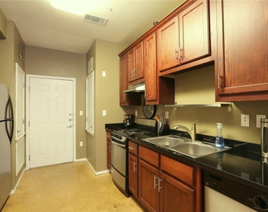 910 W 25th St - Photo Thumbnail 4