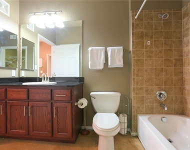 910 W 25th St - Photo Thumbnail 14