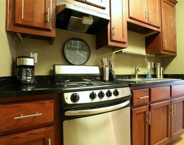 910 W 25th St - Photo Thumbnail 6