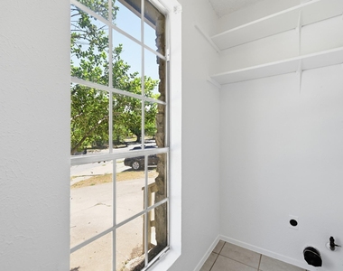 3221 Darnell Dr - Photo Thumbnail 6
