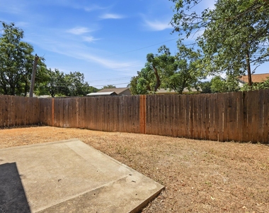 3221 Darnell Dr - Photo Thumbnail 2