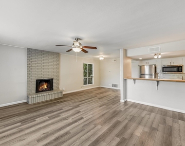 1813 Woodland Ave - Photo Thumbnail 4