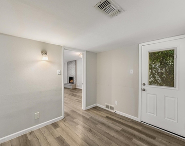 1813 Woodland Ave - Photo Thumbnail 10