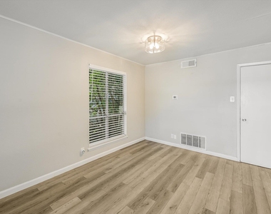 1813 Woodland Ave - Photo Thumbnail 8