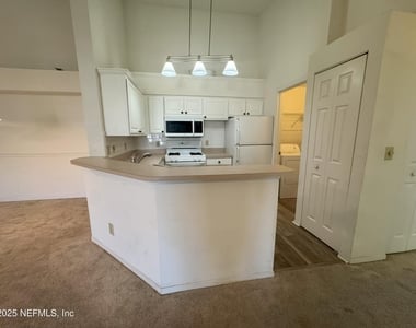13810 Sutton Park Drive N - Photo Thumbnail 4