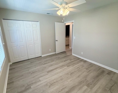 207 Kettering Court - Photo Thumbnail 20