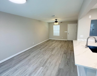 207 Kettering Court - Photo Thumbnail 6