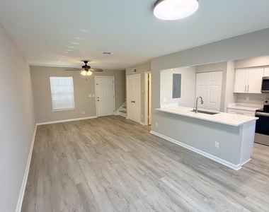 207 Kettering Court - Photo Thumbnail 5