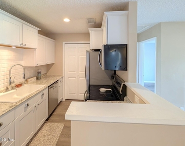 10200 Belle Rive Boulevard - Photo Thumbnail 9