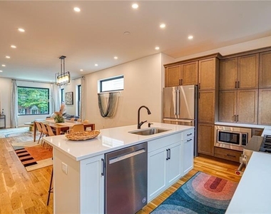 825 Barnett Street - Photo Thumbnail 9