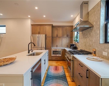 825 Barnett Street - Photo Thumbnail 7