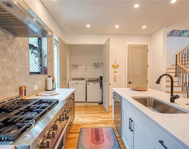 825 Barnett Street - Photo Thumbnail 8