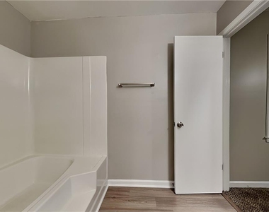 2211 Grayfield Drive - Photo Thumbnail 9