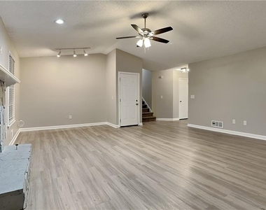 2211 Grayfield Drive - Photo Thumbnail 2