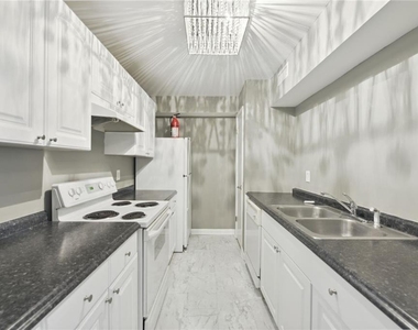 3091 Colonial Way - Photo Thumbnail 3