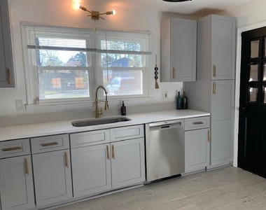 470 Karen Drive - Photo Thumbnail 9