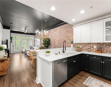 812 Creek View Lane - Photo Thumbnail 9