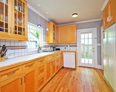 412 Hilldale Drive - Photo Thumbnail 8