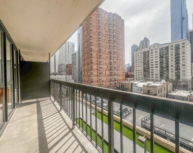 33 W Delaware Place - Photo Thumbnail 2
