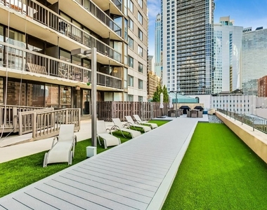 33 W Delaware Place - Photo Thumbnail 3