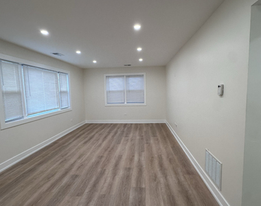 8846 N Cumberland Avenue - Photo Thumbnail 4